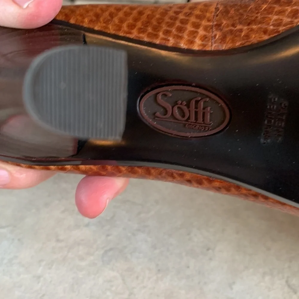 SOFFT size 6 animal print heels